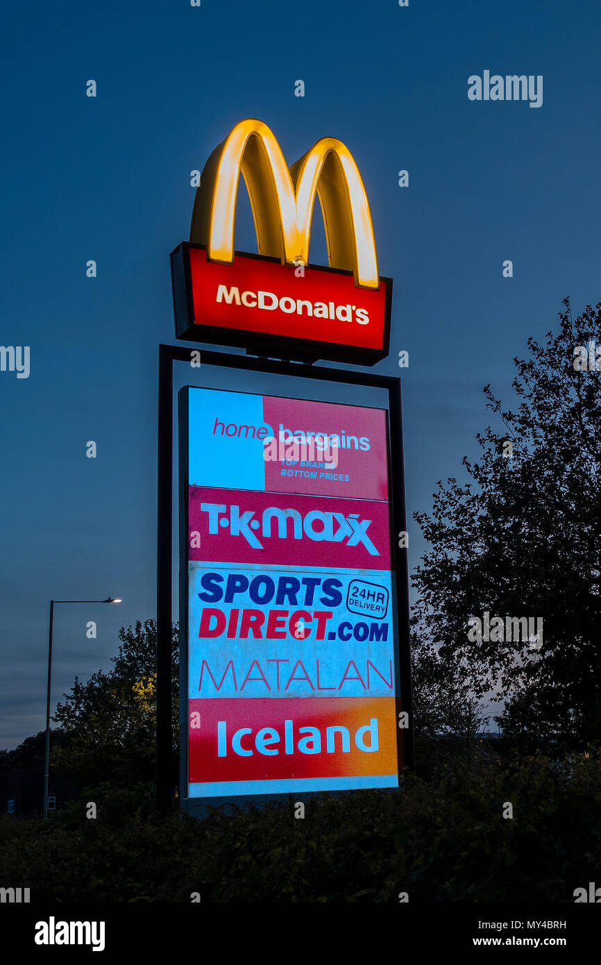 McDonalds, Home Schnäppchen, TK Max, Sport Direkt, Matalan, Island, Zeichen, Dämmerung, Dämmerung Stockfoto