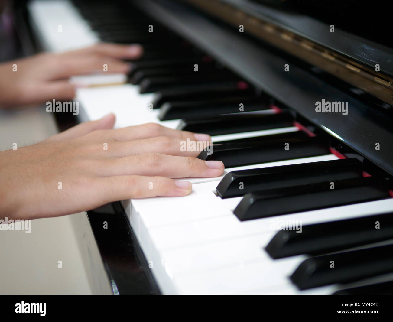 Kind Hand am Klavier Tasten Stockfoto