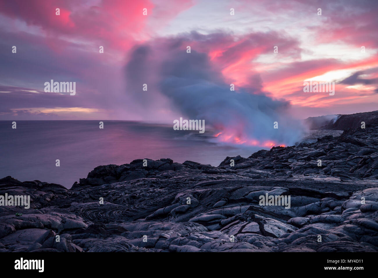 Sonnenuntergang über dem aktiven Lavastrom des Kilauea auf der grossen Insel von Hawaii Stockfoto