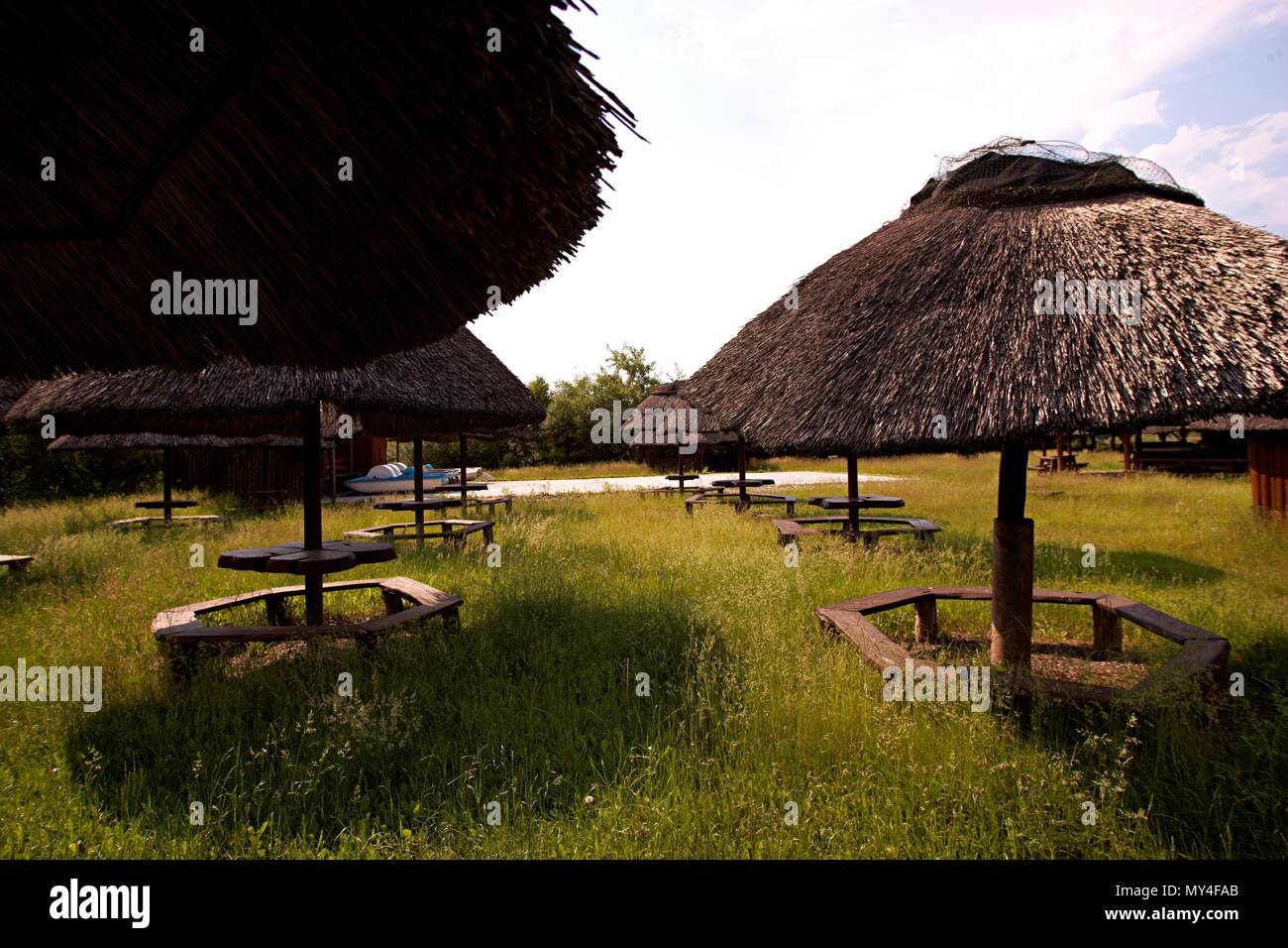 Thatch Sonnenschirm aus Holz Stockfoto