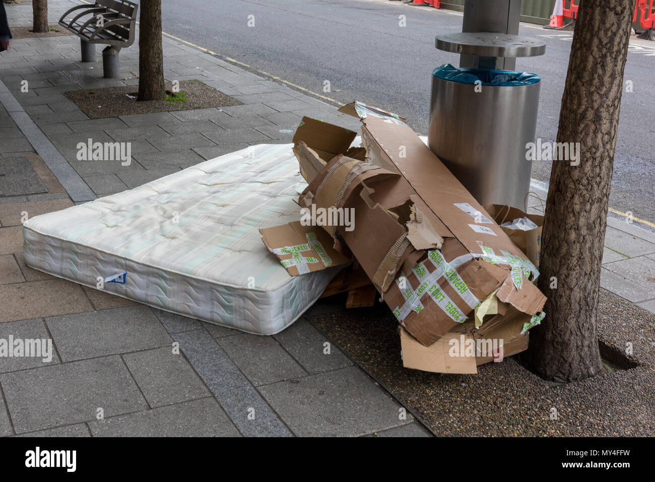Schuttplatz in London, einschließlich einer Matratze und alte Kartonagen, unverantwortlich kriminelle Aktivitäten Dumping illegaler Abfall auf der Straße. Stockfoto