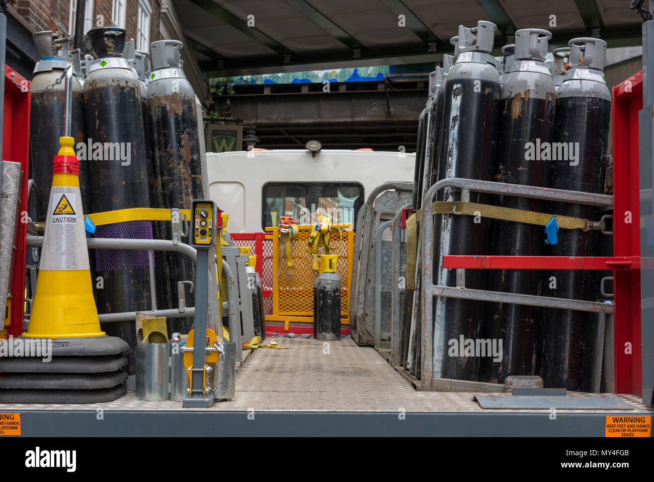 Eine LKW-Ladung von BOC Gas Flaschen auf dem Rücken der Lkw an Krankenhäuser geliefert wird, und genehmigte Voraussetzungen. verdichtete Gase für medizinische Zwecke und Fässer. Stockfoto