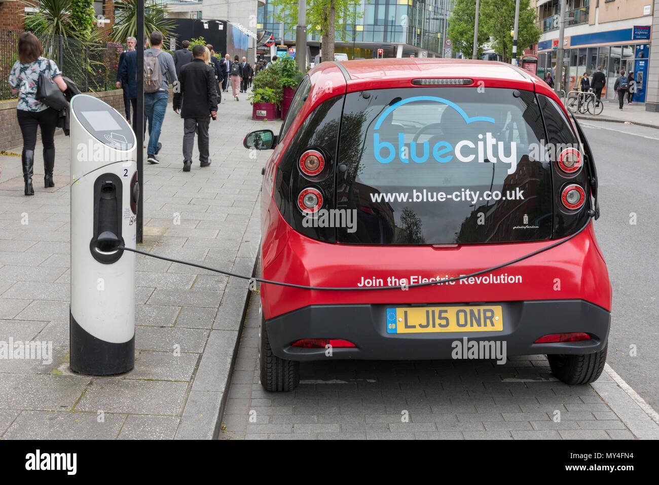 Das umweltfreundliche Elektroauto an eine Ladestation in Central London. Elektroautos der Zukunft und dem Ende für Otto- und Dieselkraftstoffe. Stockfoto