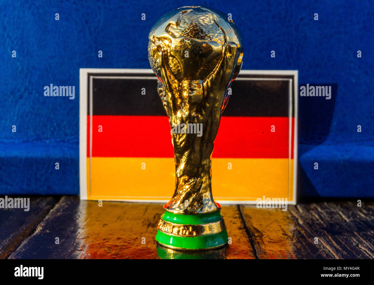 Juni 6, 2018 Moskau, Russland. FIFA WM-Pokal auf dem Hintergrund der Flagge  Deutschlands Stockfotografie - Alamy