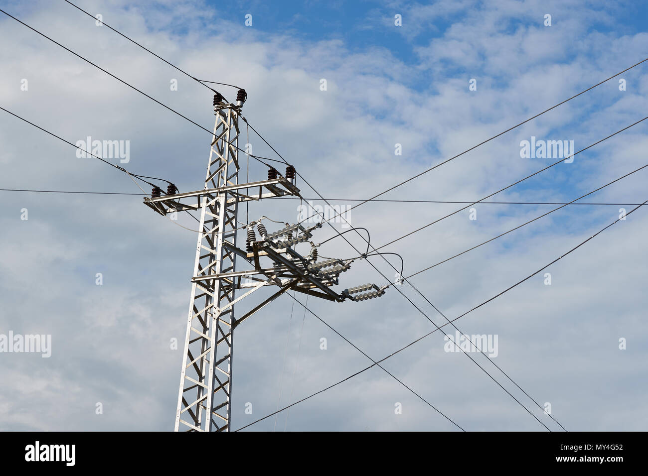 Elektrische Leitungen mast Stockfoto