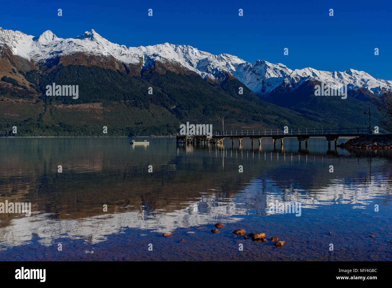 Reflexion der Schnee Berge auf Lake Wakatipu, Glenorchy Stockfoto