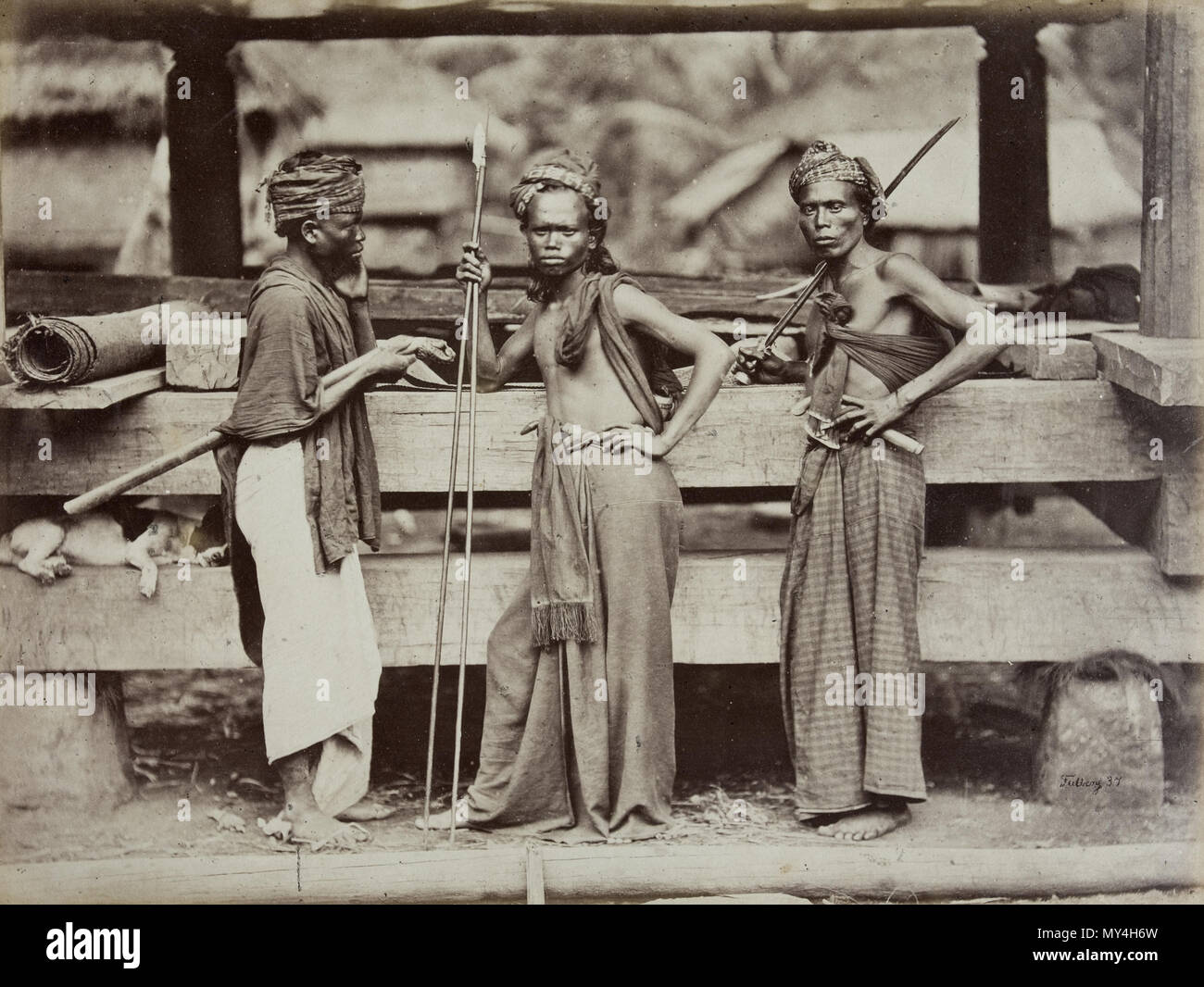 . Portret van een drietal gewapende Batak Mannen. Englisch Drei Batak