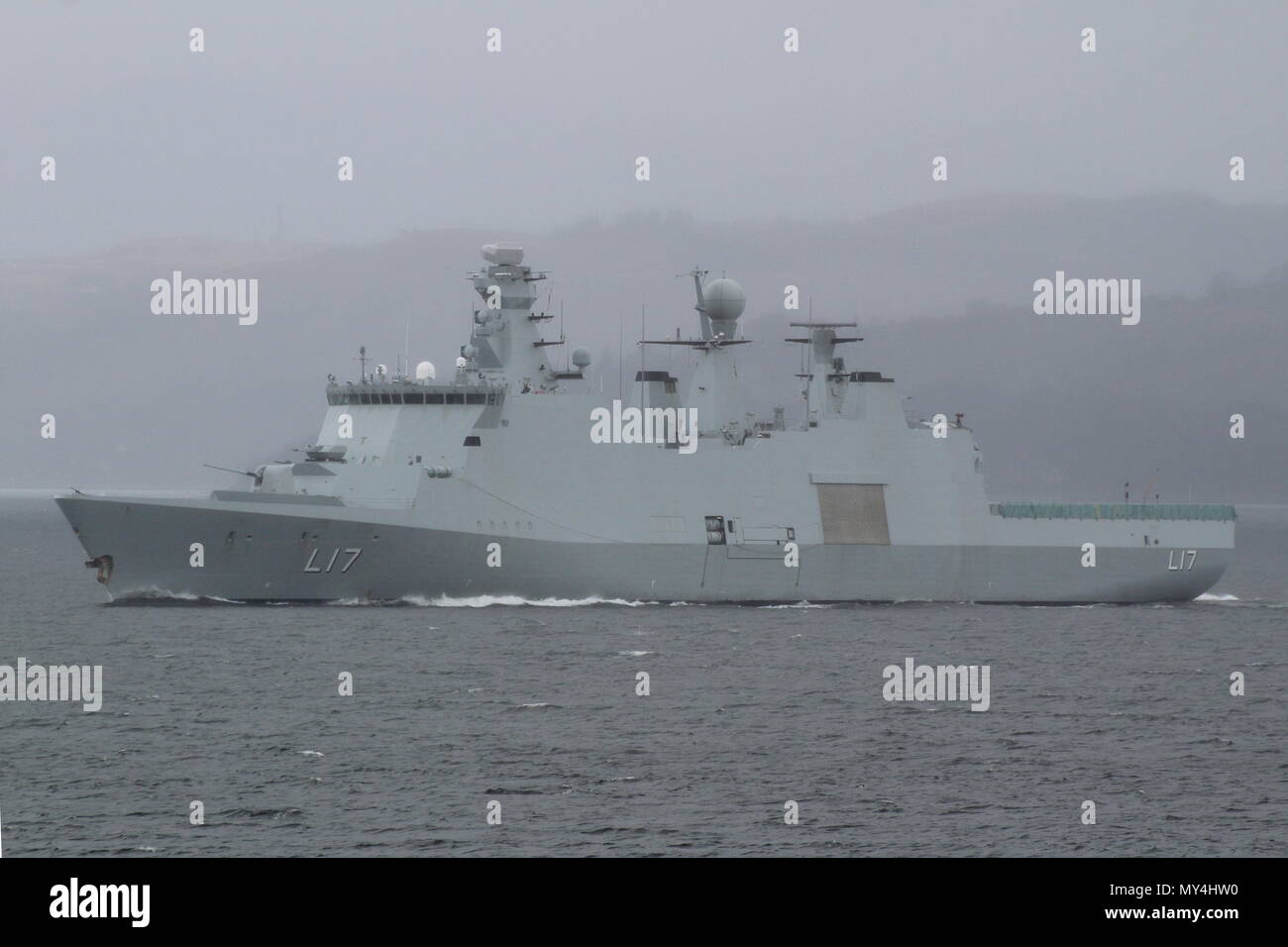 KDM Esbern Snare (L17), ein absalon-Schiff der Royal Danish Navy betrieben, vorbei an Gourock zu Beginn der Übung gemeinsame Krieger 18-1. Stockfoto