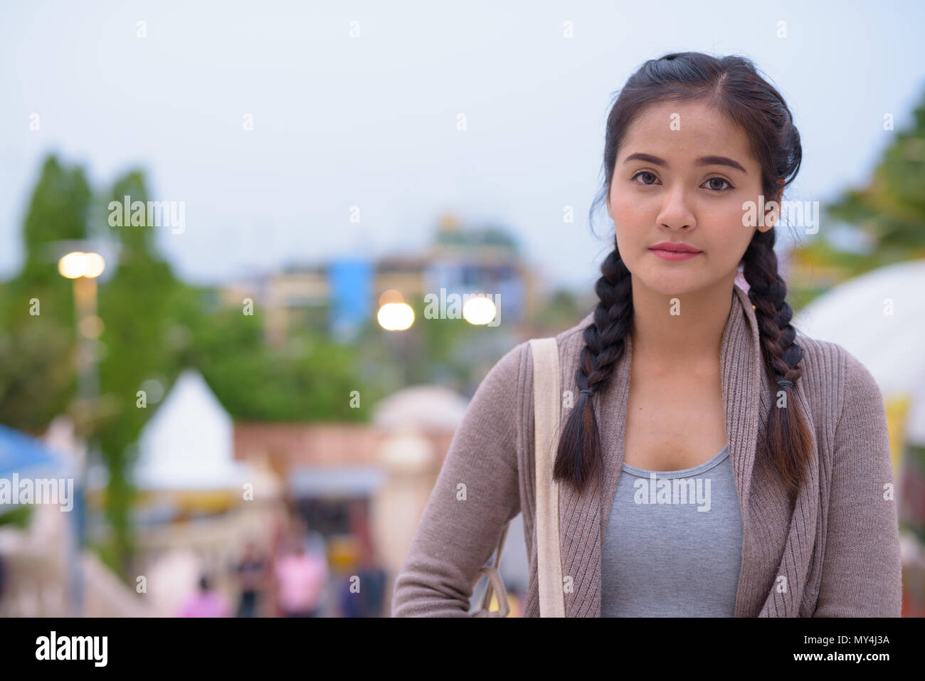 Junge schöne asiatische tourist Frau Erkundung Nakhon Pathom prov Stockfoto
