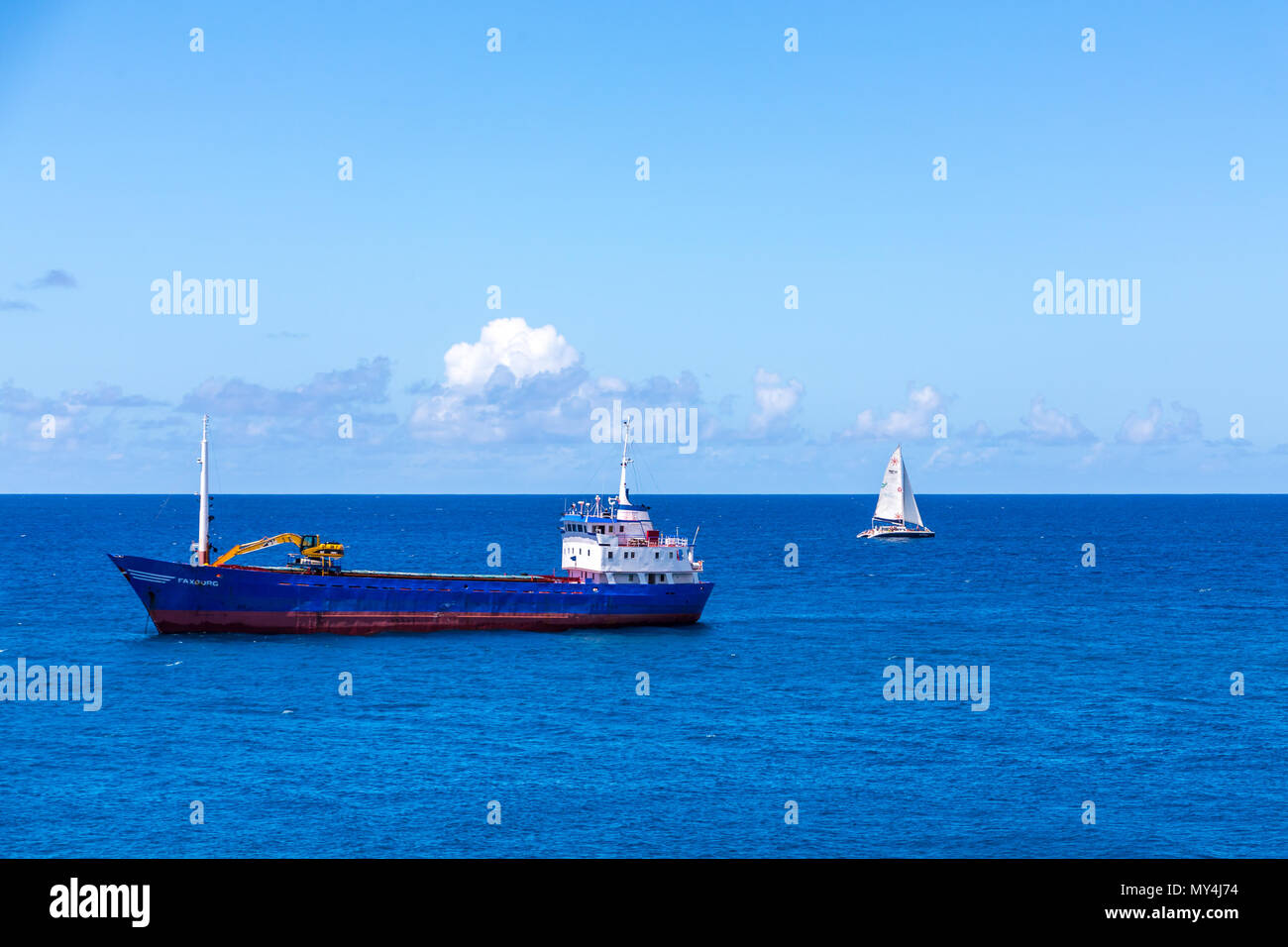 Leere Frachter und Segelboot Stockfoto