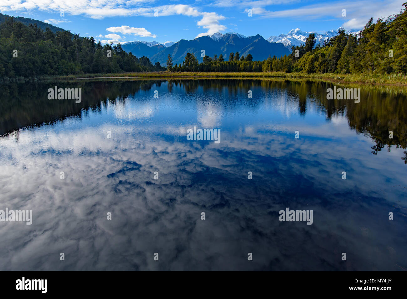 Lake Matheson mit Reflexionen auf dem Wasser, West Coast, Neuseeland Stockfoto