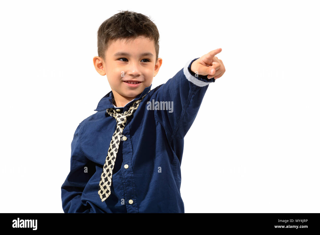 Studio shot von niedlichen Happy Boy lächelnd und zeigt mit dem Finger in die Stockfoto