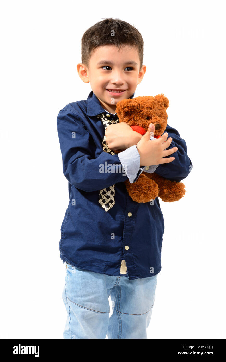 Studio shot von niedlichen Happy Boy Lächeln und Umarmungen Teddybär wit Stockfoto