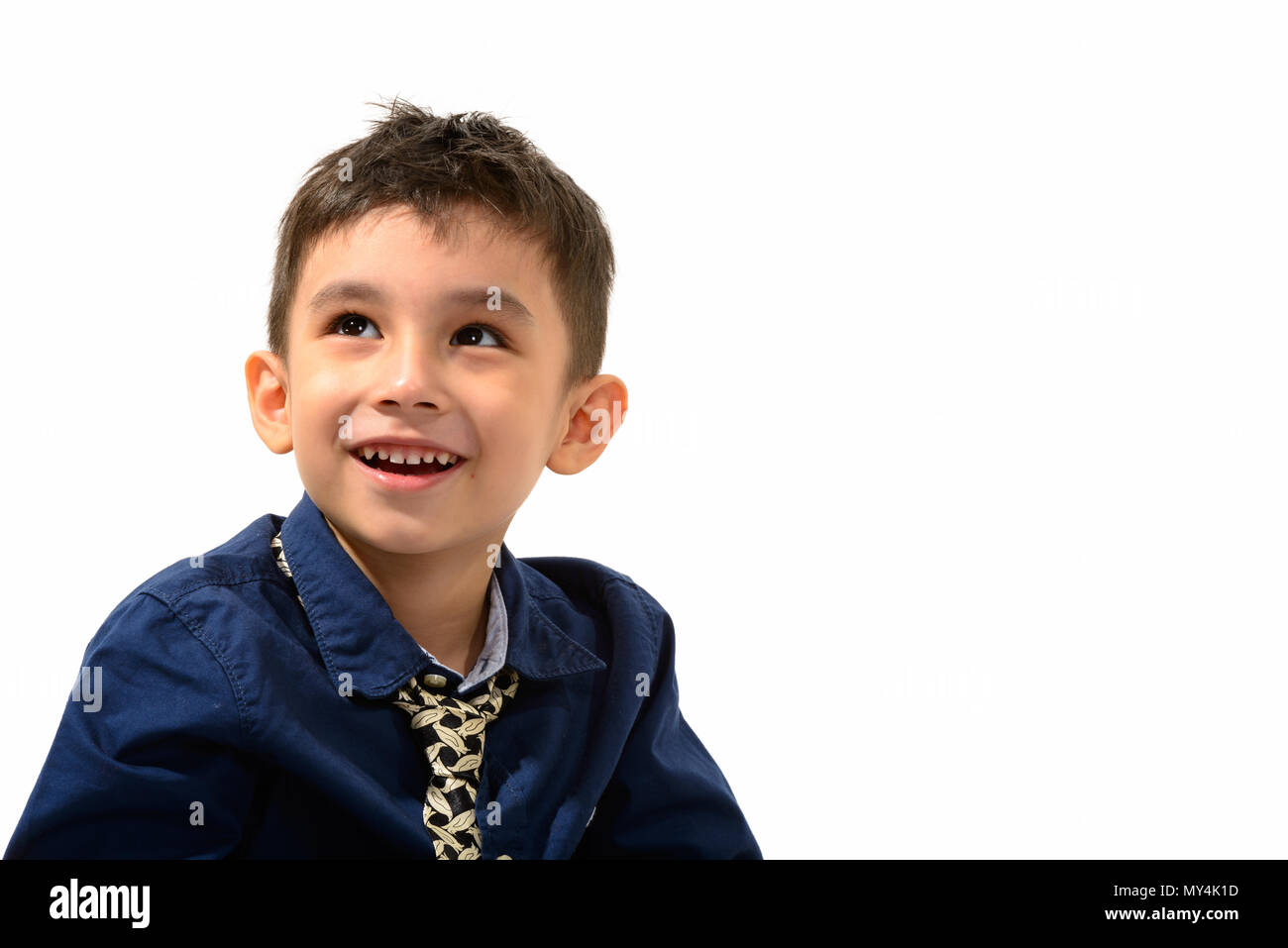 Studio shot von niedlichen Happy Boy lächeln und denken Stockfoto
