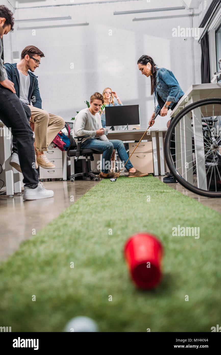 Freundliche Kollegen spielen in Minigolf im modernen Büro Stockfotografie -  Alamy