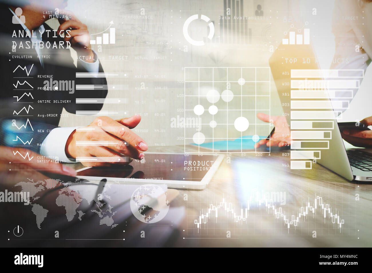 Intelligence (BI) und Business Analytics (BA) mit Key Performance Indicators (KPI) Dashboard Konzept. Geschäftsmann, Präsentation mit seinen colleag Stockfoto