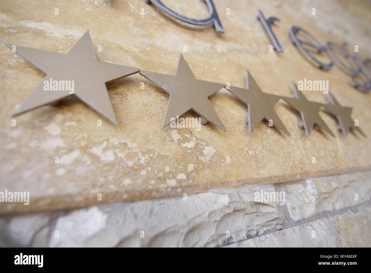 Fünf Sterne Hotel Logo am Eingang Stockfoto