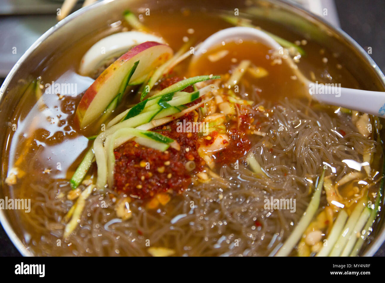 Naengmyeon, gekühlt Buchweizen Nudelsuppe, Koreanisch kalten Nudeln, Stockfoto