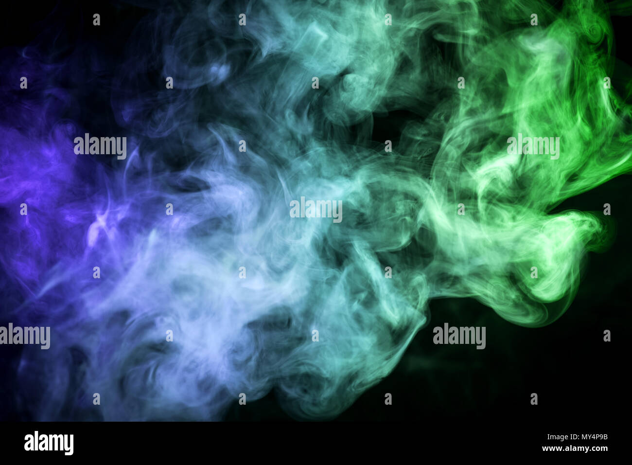 Dick Grun Blauer Rauch Auf Einem Schwarzen Hintergrund Isoliert Hintergrund Aus Dem Rauch Von Vape Stockfotografie Alamy