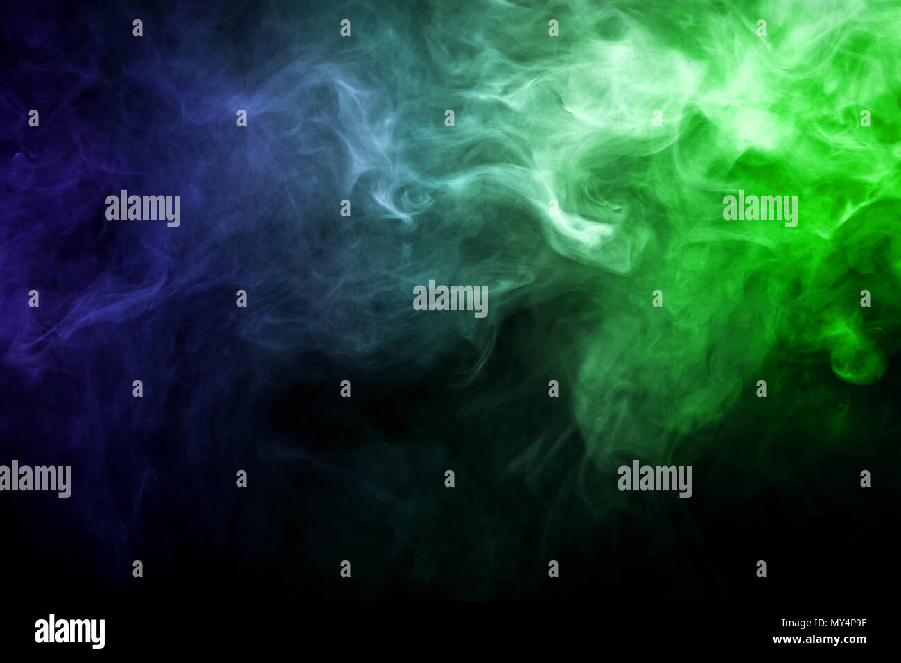 Dick Grun Blauer Rauch Auf Einem Schwarzen Hintergrund Isoliert Hintergrund Aus Dem Rauch Von Vape Stockfotografie Alamy