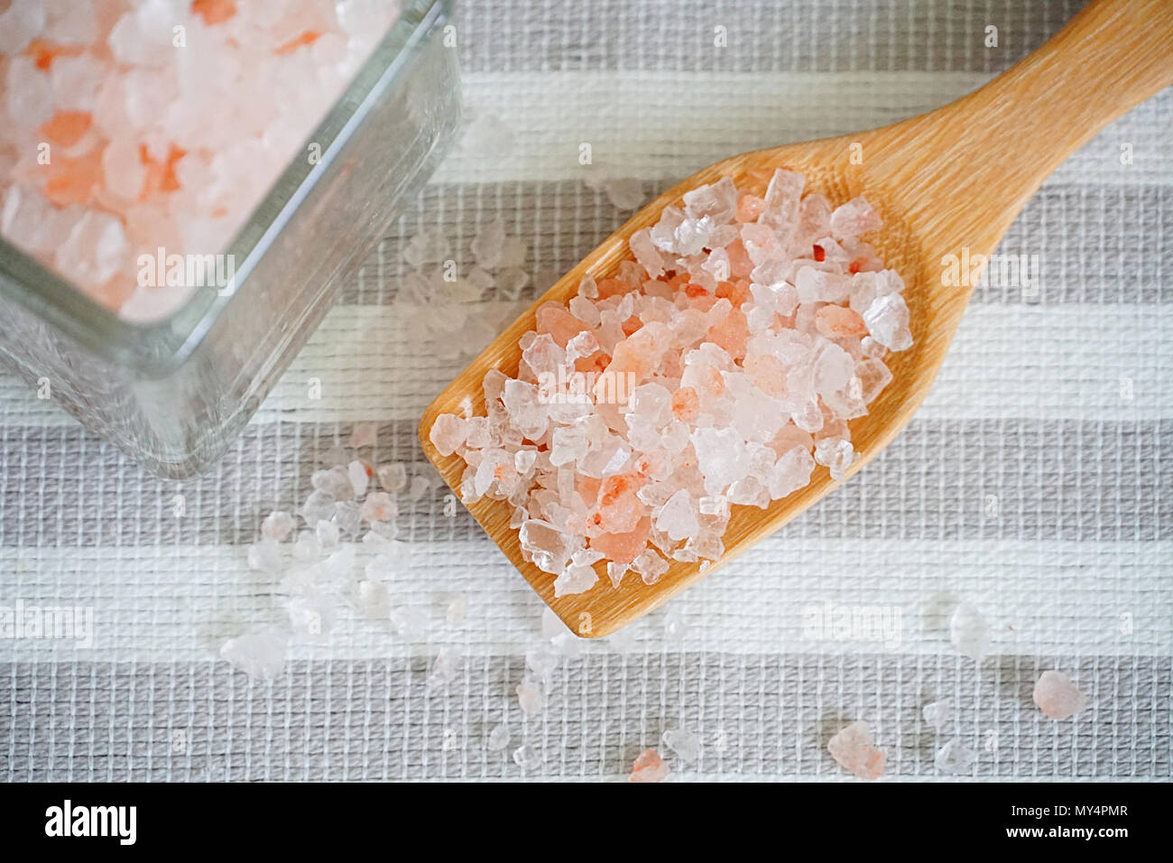 Close up Himalaya Pink salt im Löffel auf dem Tisch. Stockfoto