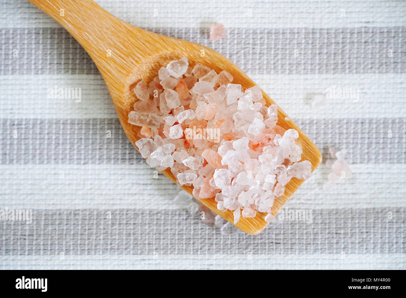 Close up Himalaya Pink salt im Löffel auf dem Tisch. Stockfoto