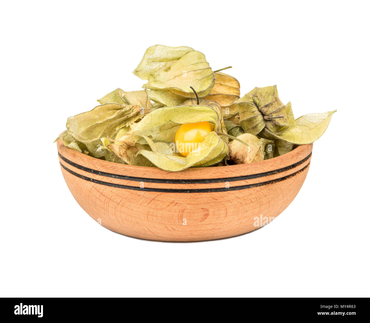 Hölzerne Schüssel gefüllt mit frischen Physalis in einer Schale auf weißem Hintergrund Stockfoto
