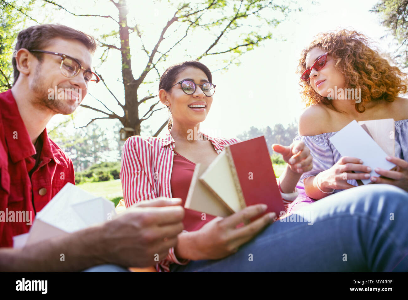 Alert Frau Wahl Material mit ihren Kollegen Stockfoto