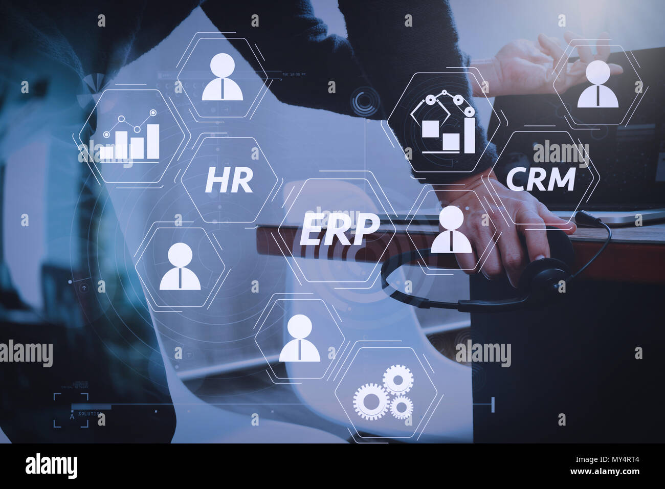Architektur von Enterprise Resource Planning (ERP)-System mit Verbindungen zwischen Business Intelligence (BI), Produktion, CRM-Module und HR-Diagramm. Stockfoto