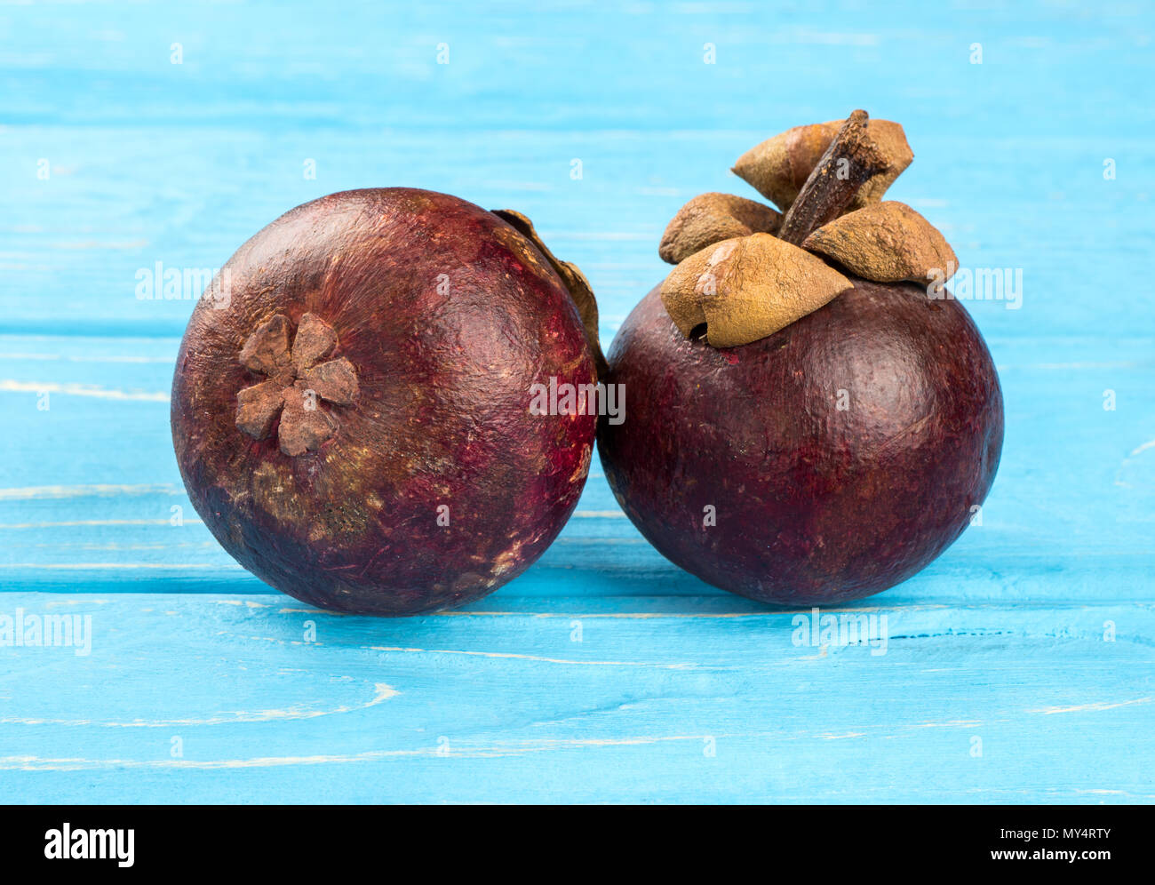 Zwei reife Mangostanfrucht auf einer hölzernen Hintergrund Stockfoto