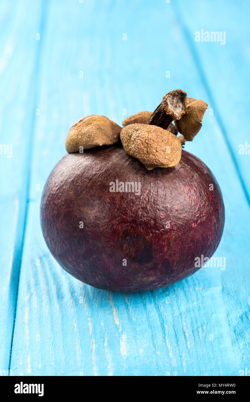 Köstliche Frucht Mangostan auf einer hölzernen Hintergrund Nahaufnahme Stockfoto