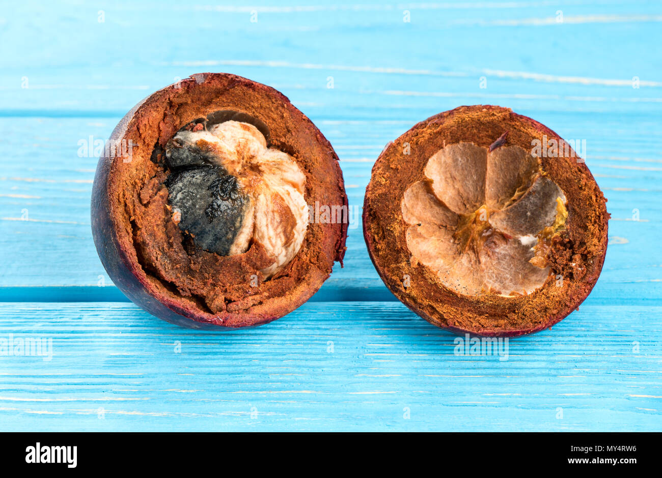 Schneiden Sie verdorbene Früchte mangosteen auf einer hölzernen Hintergrund Stockfoto