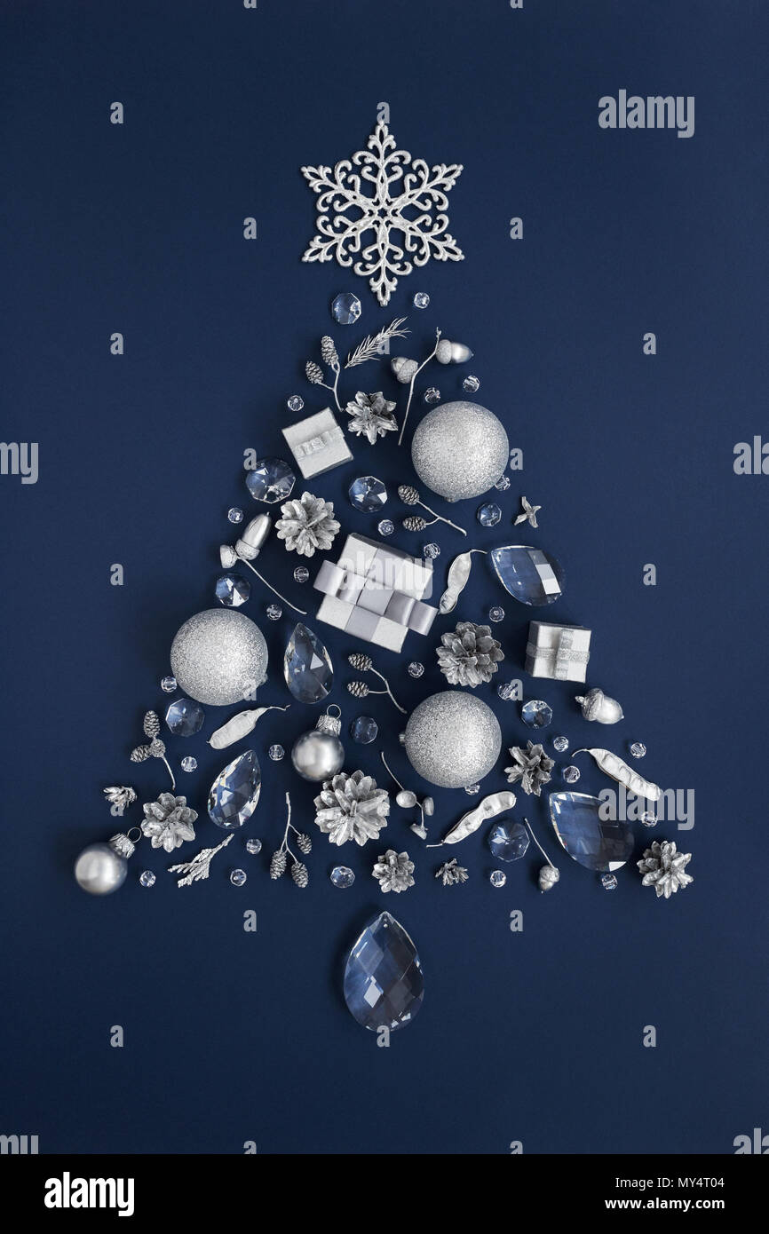Luxus Form der Tannenbaum aus Kristall und Silber Weihnachtsschmuck auf  dunkelblauem Hintergrund. Urlaub Grußkarte Konzept und Weihnachten sy  Stockfotografie - Alamy