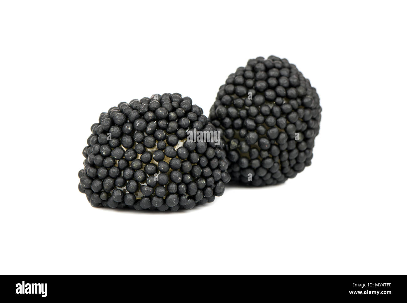 Zwei blackberry jelly Bonbons auf weißem Hintergrund Stockfoto