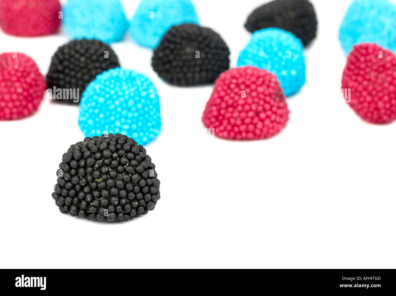 Vereinzelte farbige Berry jelly Bonbons auf weißem Hintergrund Stockfoto