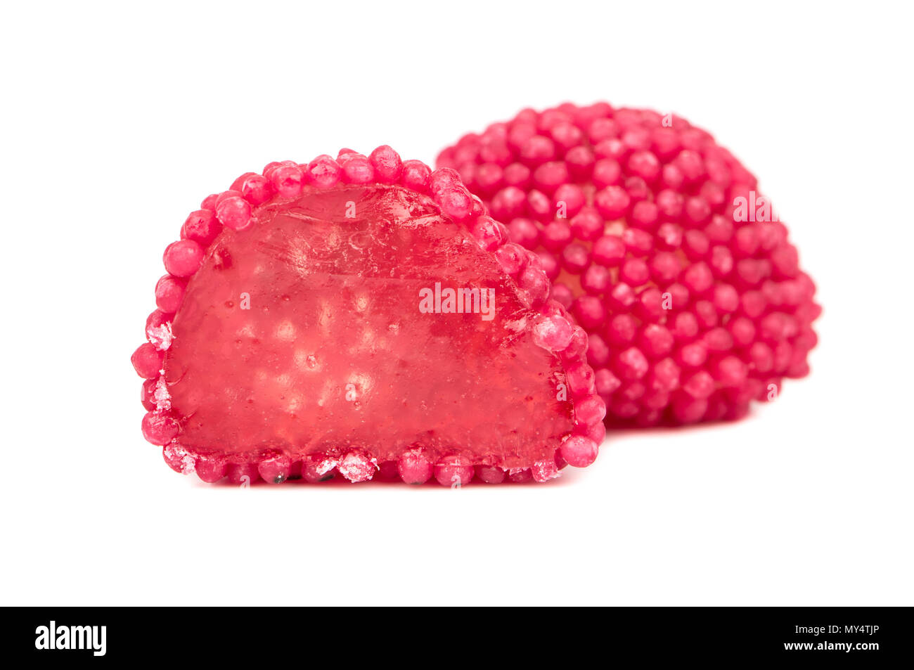 Red berry Jelly candy mit der Hälfte auf weißem Hintergrund Stockfoto