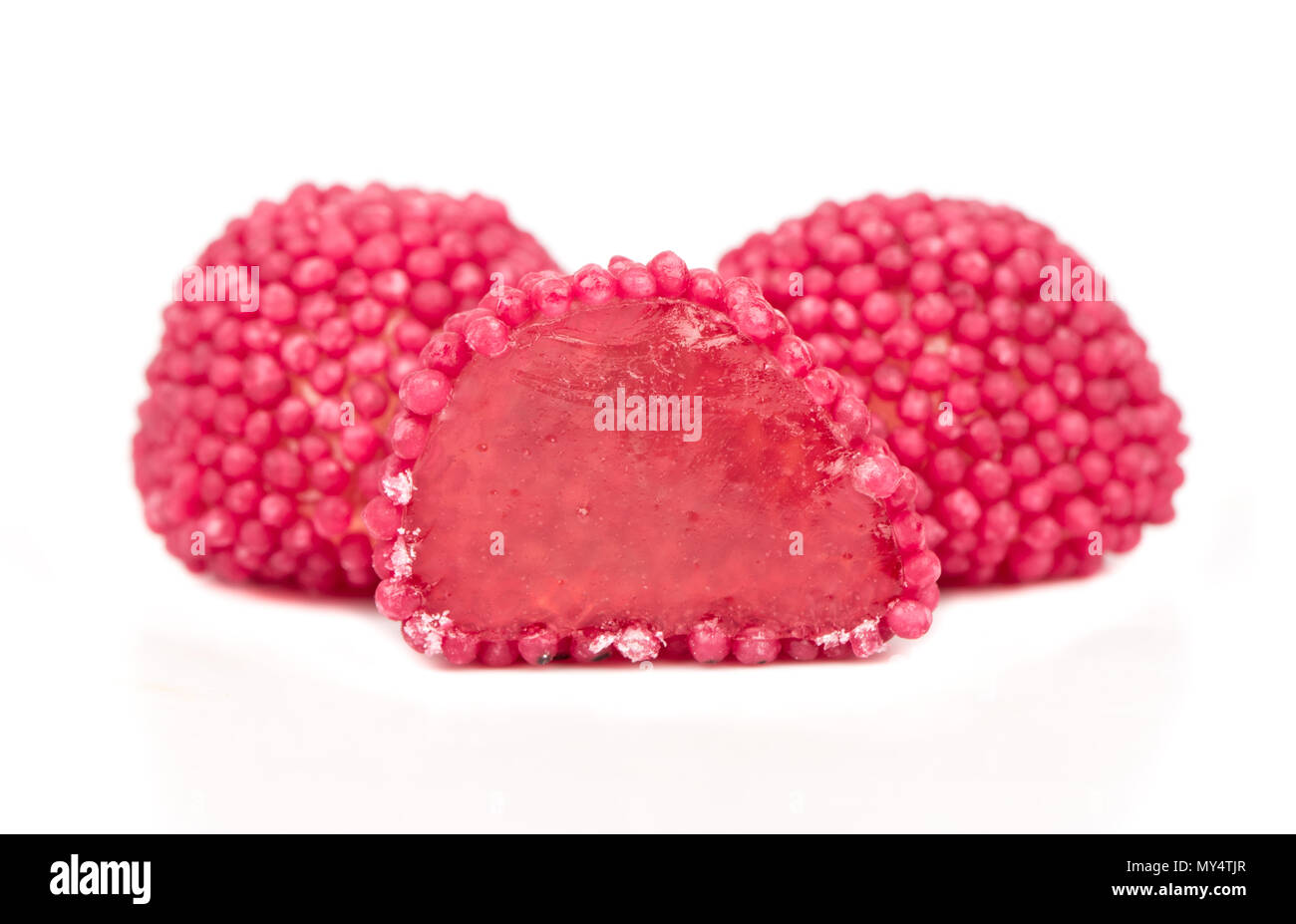 Red berry Jelly candy mit der Hälfte auf weißem Hintergrund Stockfoto