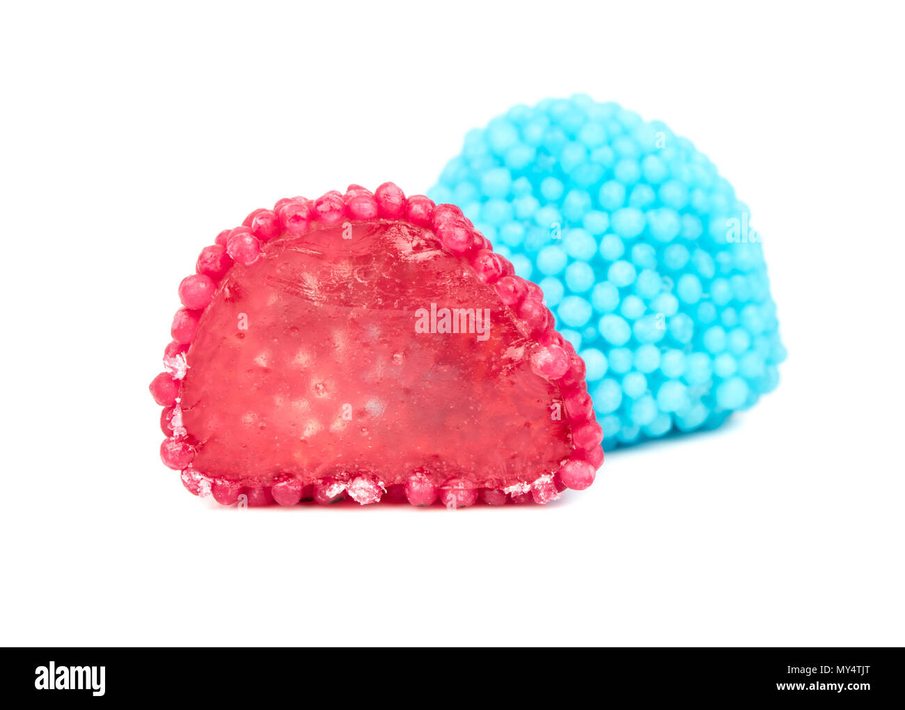 Blue Berry jelly Candy mit roten Hälfte auf weißem Hintergrund Stockfoto