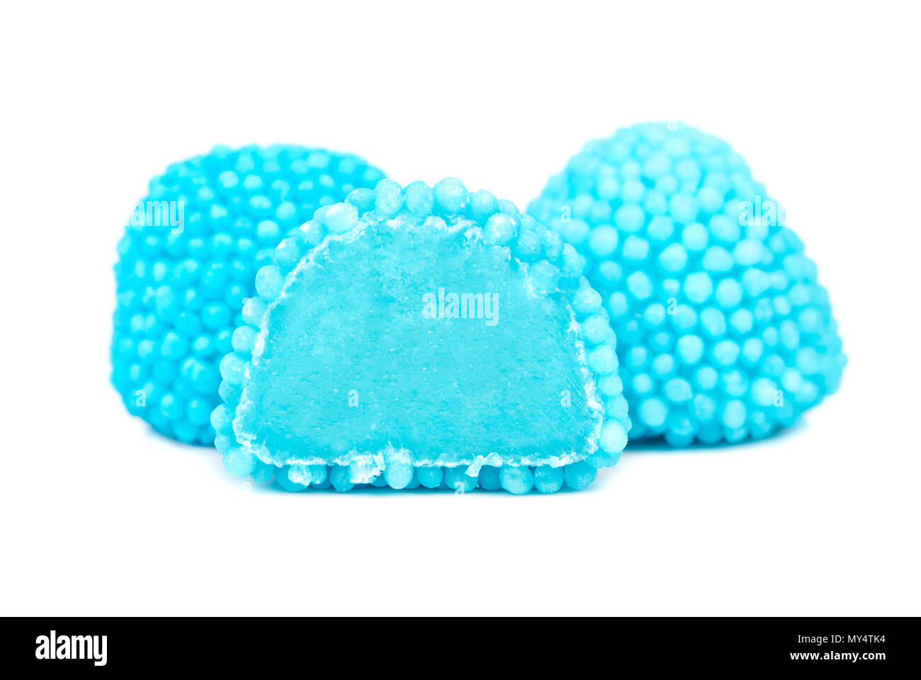 Blue Berry jelly Candy und eine Hälfte auf weißem Hintergrund Stockfoto