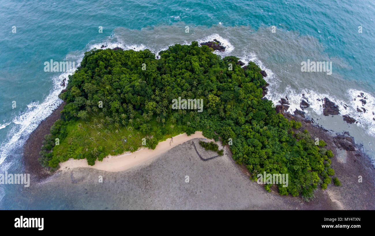 Atemberaubende Insel in Grün bedeckt und von erstaunlicher blaues Wasser vor der Küste von Koh Chang, Thailand umgeben. Stockfoto