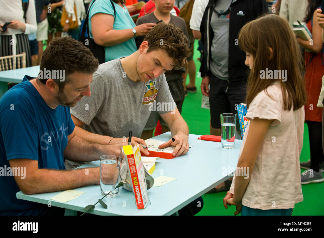 Greg James & Chris Smith Autogrammstunde für Fans in der Buchhandlung an der Hay Festival 2018 Hay-on-Wye Powys Wales UK Stockfoto