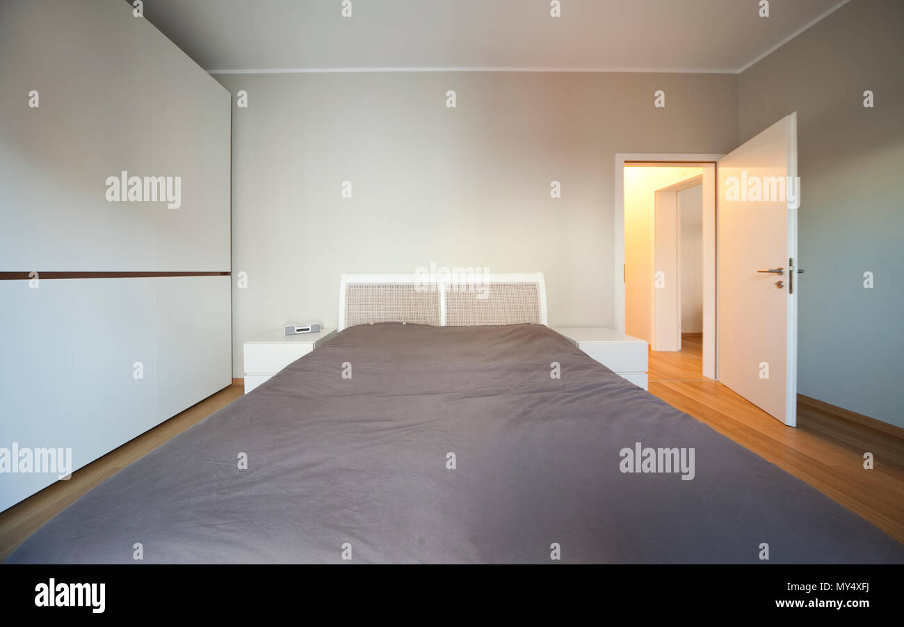 Modernes Apartment, minimale Schlafzimmer Stockfoto