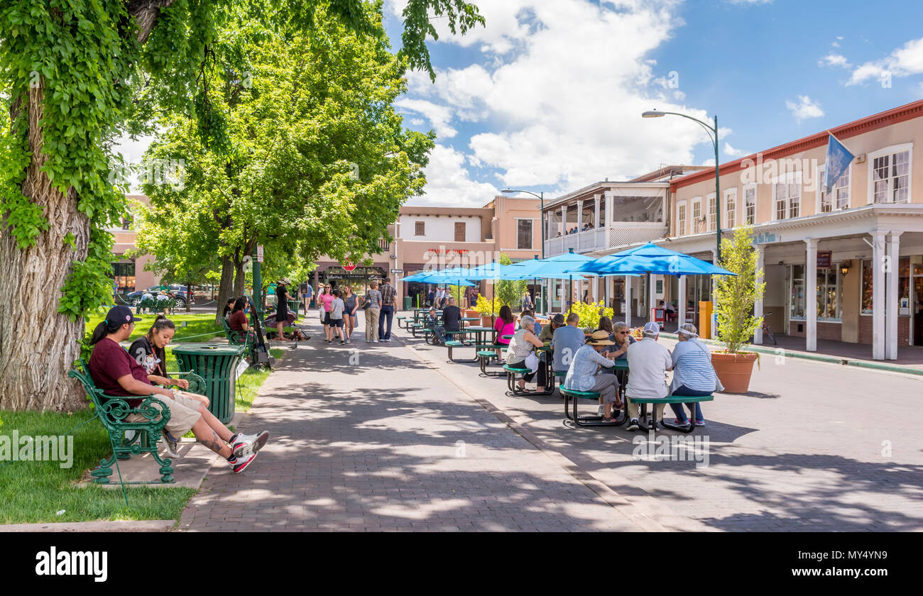Downtown Plaza, Menschen essen an Tischen im Freien im Sommer, Santa Fe, New Mexico, USA. Stockfoto