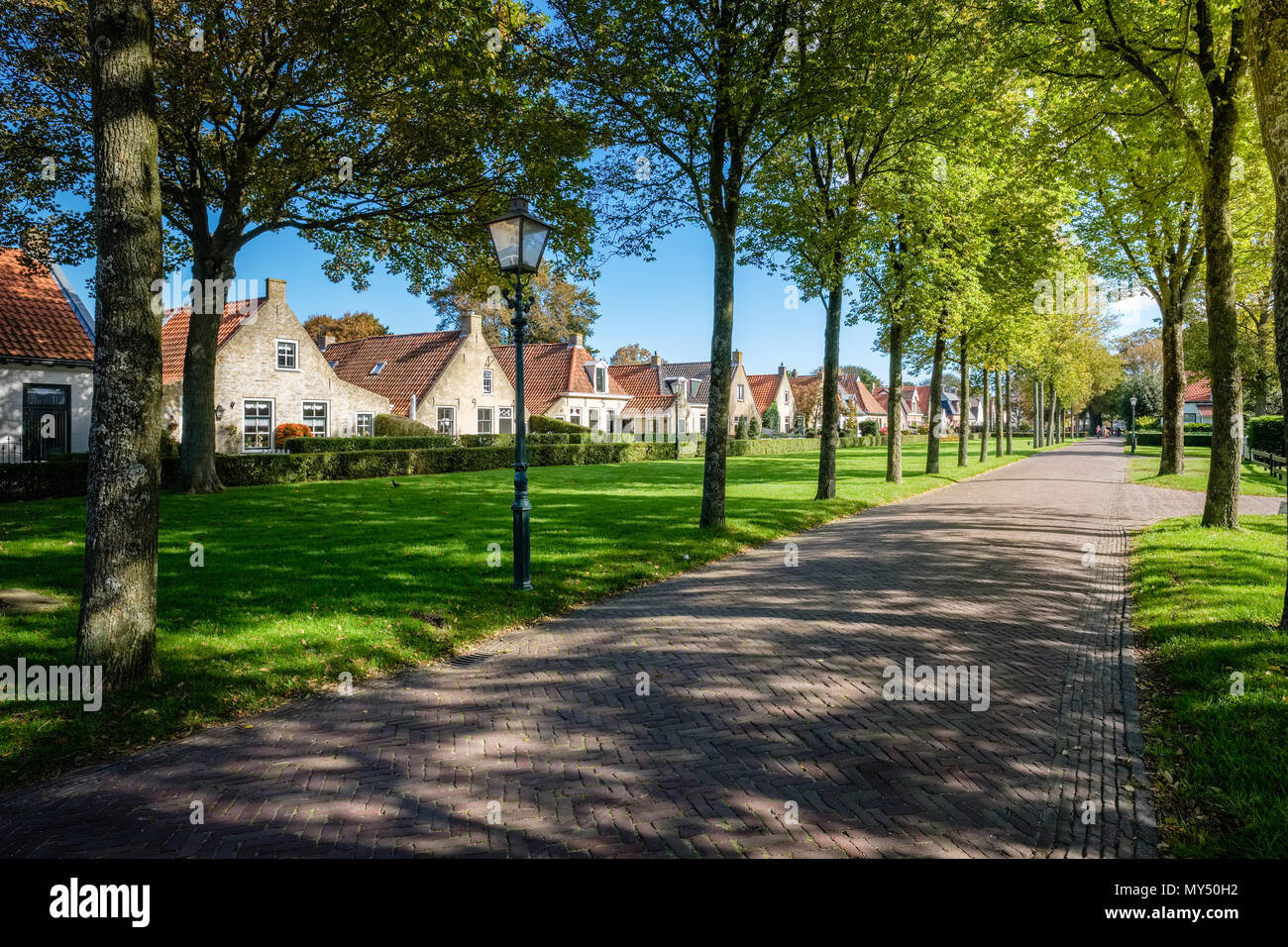 Die Romantische Straße von Schiermonnikoog, das schöne Dorf am Wattenmeer Insel gleichen Namens. Foto im September. Stockfoto
