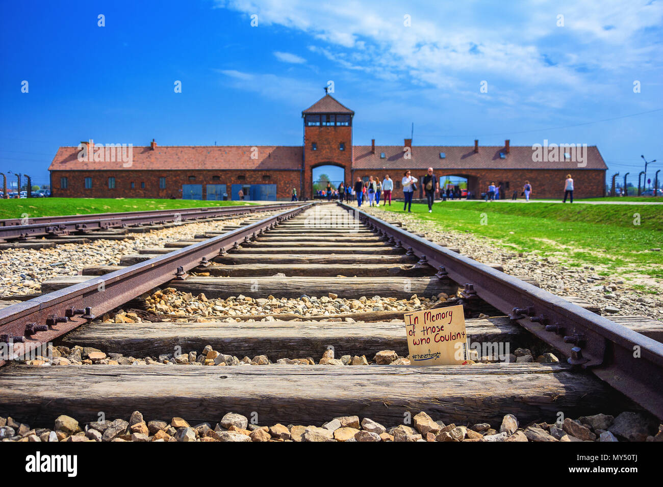 Main Gate Konzentrationslager Auschwitz Birkenau mit Bahn Schiene Nazi, Polen Stockfoto