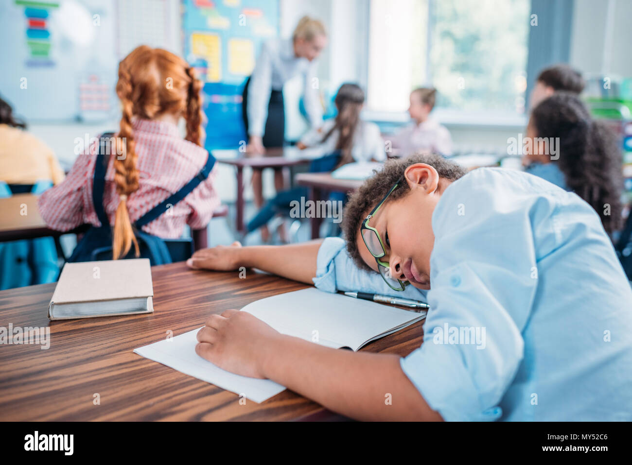 Überarbeitet afrikanische amerikanische Schüler schlafen in Klasse Stockfoto