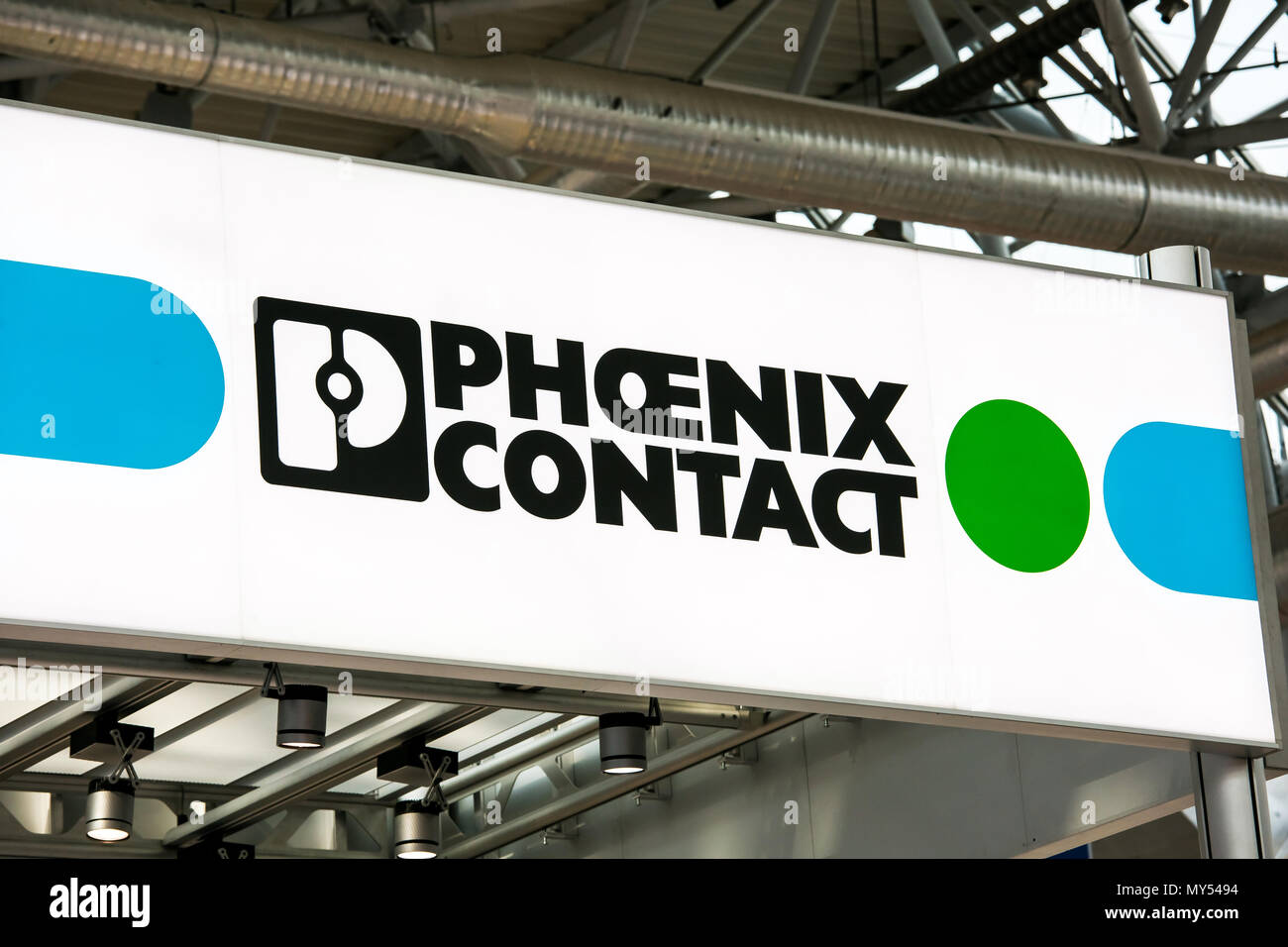 Phoenix Contact logo unterzeichnen. Phoenix Contact ist das deutsche Unternehmen in den Bereichen Elektrotechnik, Elektronik und Automation Stockfoto