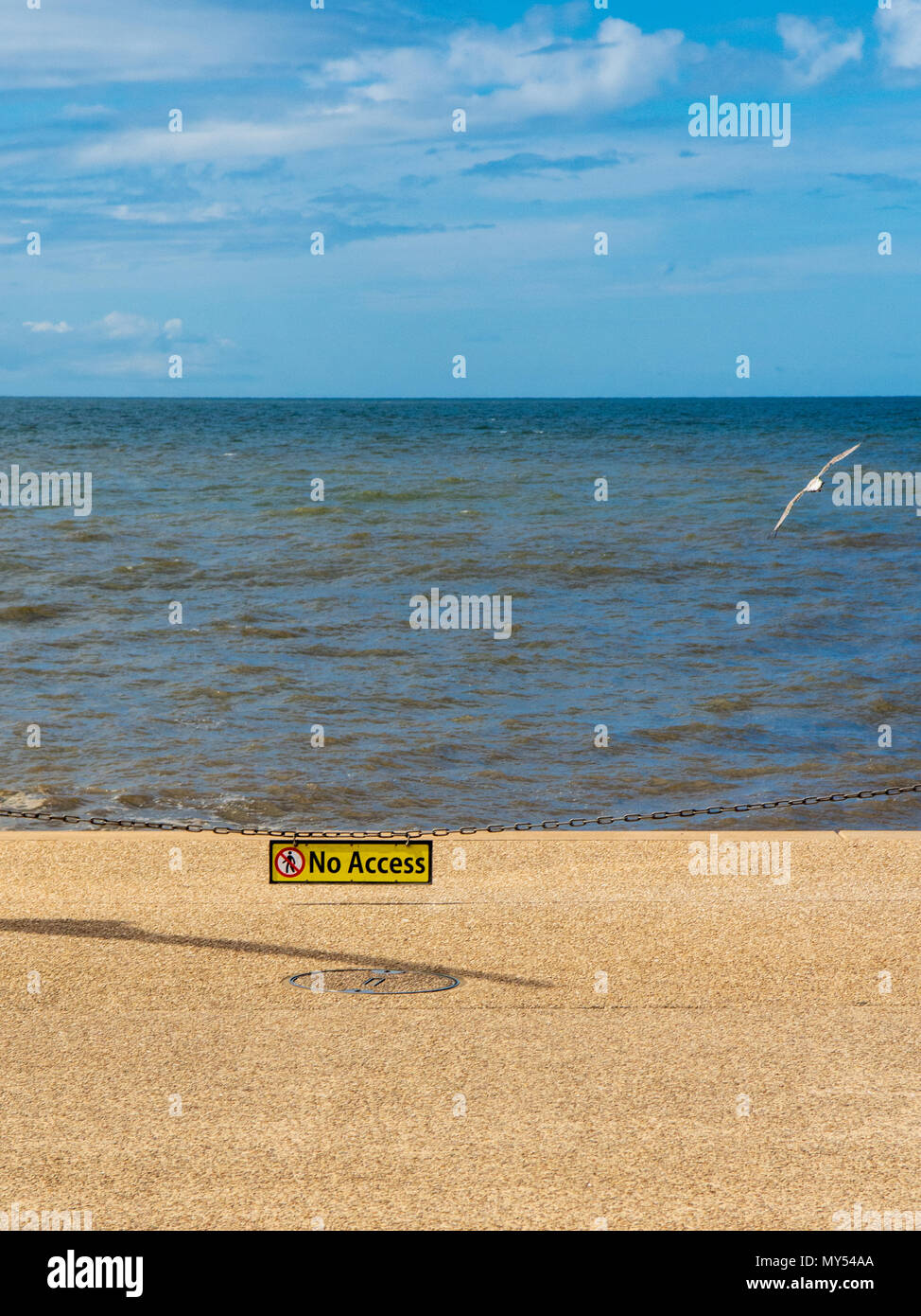 Blackpool, England, Großbritannien - 1 August 2015: ein Schild verkündet kein Zugriff auf Blackpool Strand bei Flut, während die Möwen overhead fliegen. Stockfoto