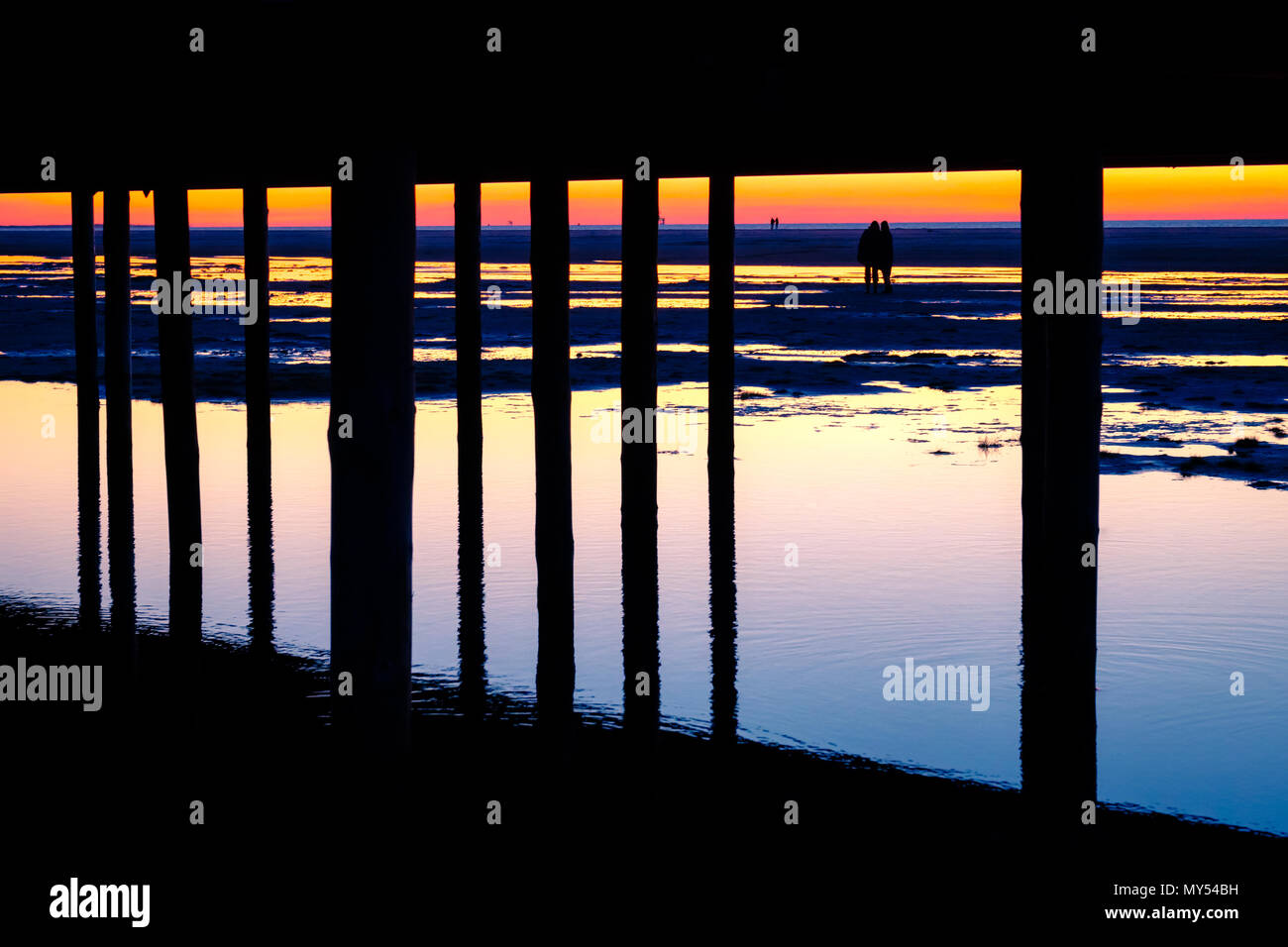 Suchen von unterhalb des Restaurant am Strand der Insel Schiermonnikoog (Friesland, Niederlande) in Richtung Wattenmeer. Stockfoto