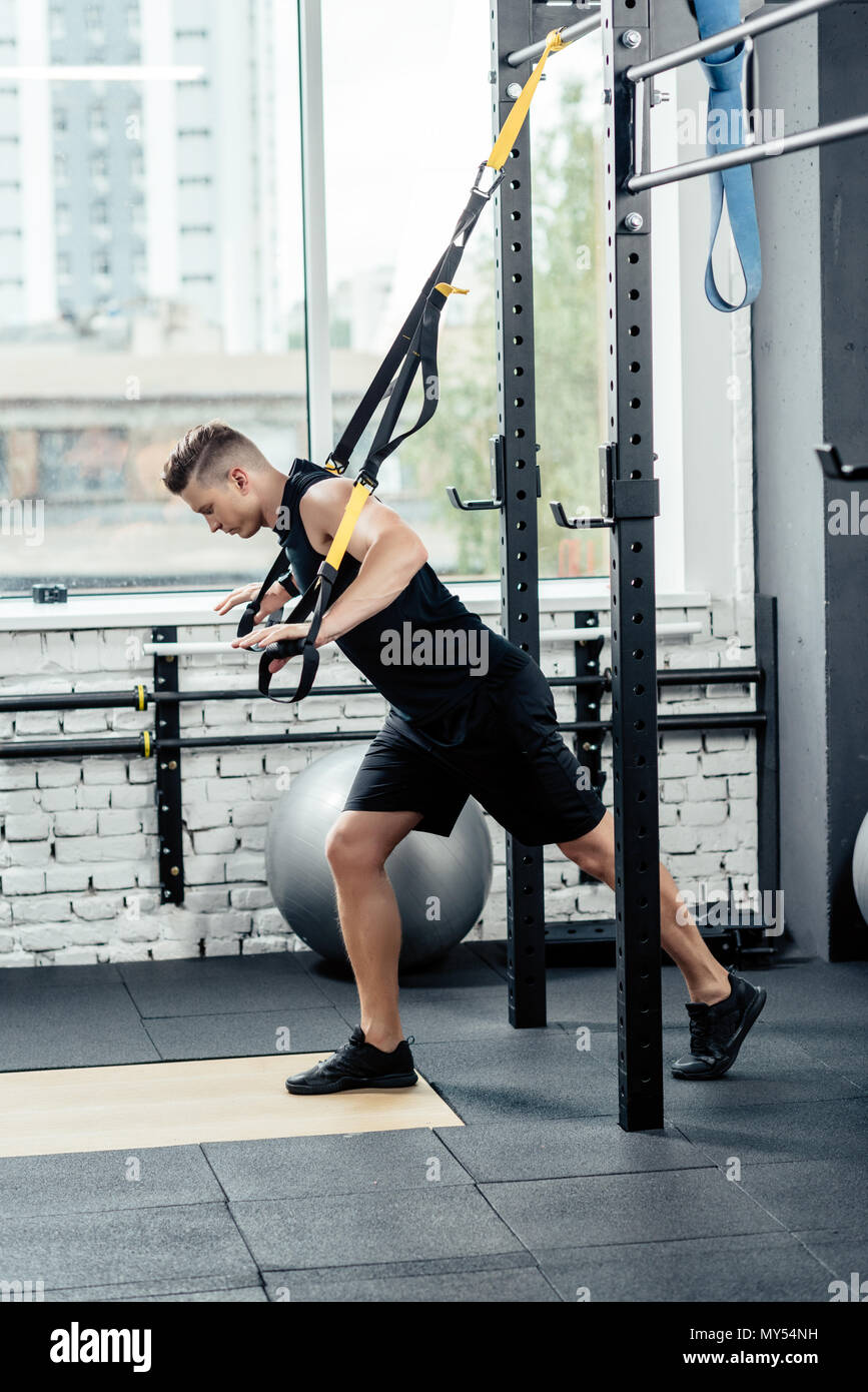 Junge Sportler Training mit trx Widerstand Bänder im Sport Center  Stockfotografie - Alamy